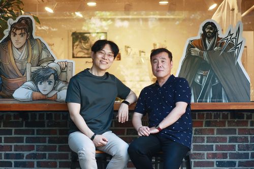 만화 '열혈강호'의 전극진(좌)·양재현(우) 작가(서울=연합뉴스) 진연수 기자 = 국내 최장수 연재만화 '열혈강호'의 전극진·양재현 작가가 16일 서울 마포구의 한 카페에서 인터뷰하기에 앞서 포즈를 취하고 있다. 2024.5.17     jin90@yna.co.kr