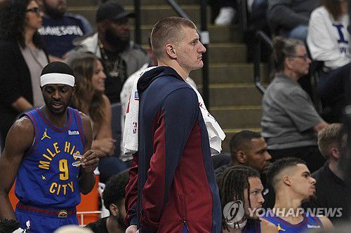 팀 패배에 착잡해하는 요키치[AP=연합뉴스]