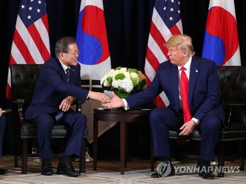 문재인 전 대통령과 도널드 트럼프 전 미국 대통령이 2019년 9월 23일 오후 (현지시간) 미국 뉴욕 인터콘티넨털 바클레이 호텔에서 정상회담을 하던 중 악수하고 있다. [연합뉴스 자료사진]