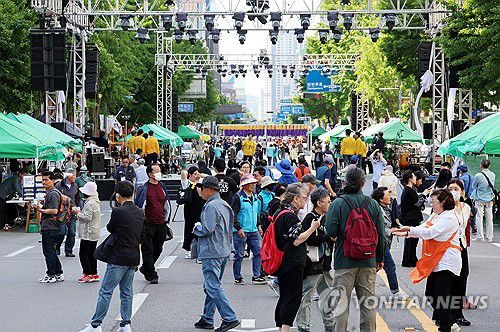 시민들로 붐비는 금남로(광주=연합뉴스) 조남수 기자 = 5·18 민주화운동 44주년을 하루 앞둔 17일 5·18 전야제가 열리는 광주 동구 금남로가 이른 시간부터 시민들로 붐비고 있다. 2024.5.17 iso64@yna.co.kr