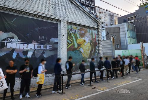 공연장 앞에 줄을 선 DJMAX 시리즈 팬들[촬영 김주환]
