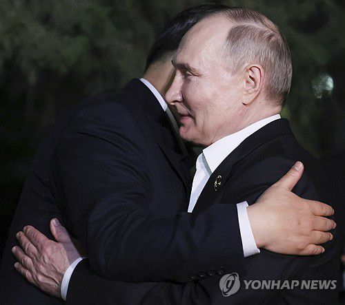 포옹하는 중·러 정상[AP 연합뉴스자료사진. 재판매 및 DB 금지]