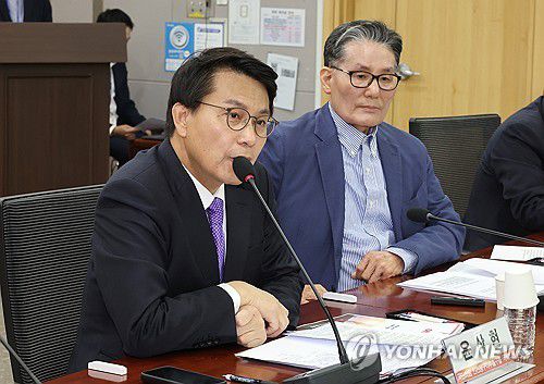 윤상현 의원 '보수의 가치, 어떻게 혁신할 것인가'(서울=연합뉴스) 김주형 기자 = 국민의힘 윤상현 의원(왼쪽)이 지난 16일 오전 국회 의원회관에서 열린 '보수의 가치, 어떻게 혁신할 것인가' 세미나에서 발언하고 있다. 2024.5.16 kjhpress@yna.co.kr