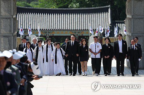 윤석열 대통령, 5·18민주화운동 기념식 입장(광주=연합뉴스) 진성철 기자 = 윤석열 대통령이 18일 광주시 북구 국립5·18민주묘지에서 열린 제44주년 5·18민주화운동 기념식에서 5·18 유가족 대표들과 함께 입장하고 있다.  2024.5.18  [대통령실통신사진기자단] zjin@yna.co.kr