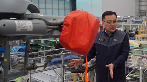 KAI 헬기생산팀 정성진 팀장(사천=연합뉴스) KAI 헬기생산팀 정성진 팀장이 LAH 조립 공정에 대해 설명하고 있다. 2024.5.19 [KAI 제공]