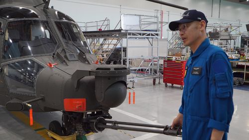 KAI 헬기비행시험팀 정영욱 수석(사천=연합뉴스) KAI 헬기비행시험팀 정영욱 수석이 LAH 무장 능력에 대해 설명하고 있다. 2024.5.19 [KAI 제공]