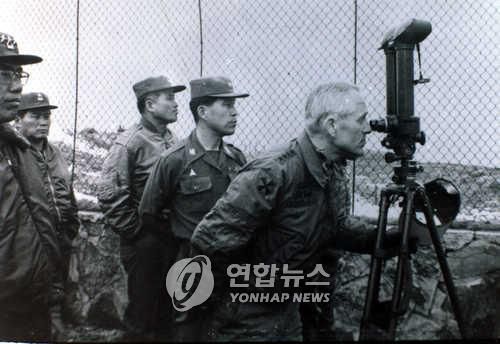 1979년 11월 전방부대 방문한 위컴 당시 한미연합사령관[연합뉴스 자료사진]