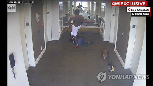 미 CNN 방송이 공개한 힙합 거물 션 디디 콤스의 여자친구 폭행 영상[CNN/AP=연합뉴스. 재판매 및 DB 금지]