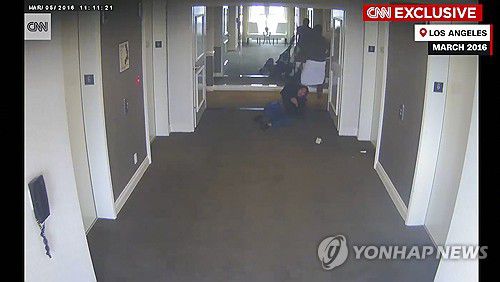 미 CNN 방송이 공개한 힙합 거물 션 디디 콤스의 여자친구 폭행 영상[CNN/AP=연합뉴스. 재판매 및 DB 금지]