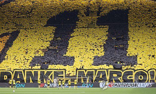 마르코 로이스에게 감사 인사를 전한 도르트문트 홈 팬들[EPA=연합뉴스. 재판매 및 DB금지]