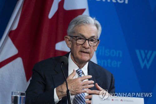 금리인하 지연 시사한 파월 의장(워싱턴 AP=연합뉴스) 제롬 파월 미국 연방준비제도(Fed·연준) 의장이 16일(현지시간) 워싱턴 DC에서 열린 캐나다 경제 관련 워싱턴 포럼 행사에서 발언하고 있다. 이날 파월 의장은 인플레이션이 2%로 낮아진다는 더 큰 확신에 이르기까지 기존 기대보다 더 오랜 기간이 걸릴 것 같다고 말했다. 2024.04.17 passion@yna.co.kr