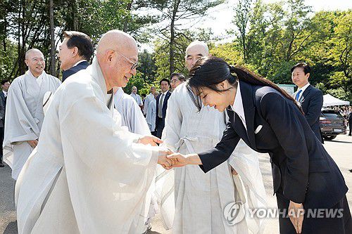 김건희 여사, 조계종 총무원장과 인사(양주=연합뉴스) 홍해인 기자 = 김건희 여사가 19일 경기도 양주시 회암사지에서 열린 '회암사 사리 이운 기념 문화축제 및 삼대화상 다례재'에 참석하며 조계종 총무원장 진우스님과 인사하고 있다. 2024.5.19 [대통령실 제공. 재판매 및 DB 금지] hihong@yna.co.kr