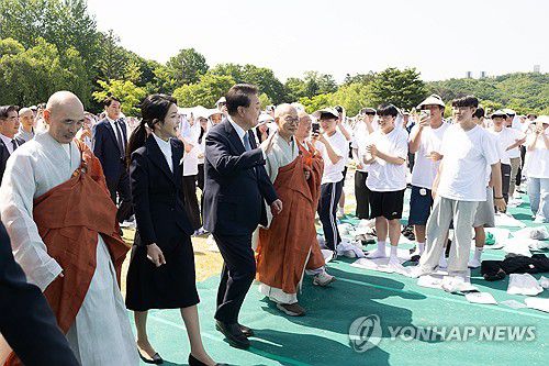 회암사 사리 이운 기념 행사 참석하는 윤석열 대통령과 김건희 여사(양주=연합뉴스) 홍해인 기자 = 윤석열 대통령과 김건희 여사가 19일 경기도 양주시 회암사지에서 열린 '회암사 사리 이운 기념 문화축제 및 삼대화상 다례재'에 참석하고 있다. 2024.5.19 [대통령실 제공. 재판매 및 DB 금지] hihong@yna.co.kr