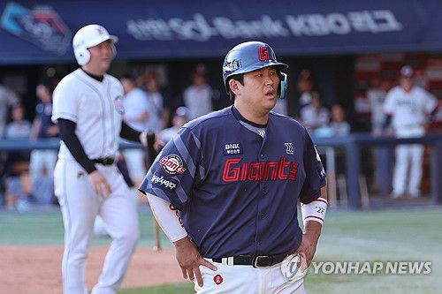 아쉬운 유강남(서울=연합뉴스) 신현우 기자 = 19일 서울 잠실야구장에서 열린 2024 신한 SOL뱅크 KBO리그 롯데 자이언츠와 두산 베어스의 경기. 12회초 2사 1,2루 롯데 윤동희 안타 때 3루까지 진루한 2루주자 유강남이 홈에서 태그아웃당한 뒤 아쉬운 표정으로 더그아웃으로 향하고 있다. 2024.5.19 nowwego@yna.co.kr