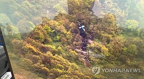 이란 대통령이 타고 가다 산지에 추락한 헬기의 잔해  [AFP=연합뉴스. 적신월사 제공. 재판매 및 DB금지]