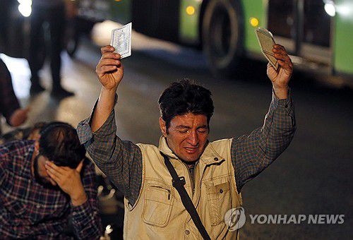 라이시 대통령 헬기 추락 사고 소식에 기도하는 이란 국민들(테헤란 EPA=연합뉴스) 19일(현지시간) 이란 라이시 대통령이 탄 헬기가 추락했다는 소식을 들은 이란 국민들이 기도하고 있다. 2024.05.20