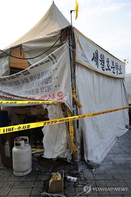전주 세월호분향소서 불…천막 등 타(전주=연합뉴스) 나보배 기자 = 전날 오후 8시 30분께 전북 전주시 풍남문 광장 세월호 분향소에서 불이 나 10여분 만에 진화됐다. 이 불로 인명피해는 없었으나 텐트 등이 타 18만원가량의 재산 피해가 났다. 사진은 불에 탄 분향소의 모습. 2024.5.20 warm@yna.co.kr