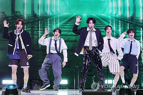 신인 보이그룹 넥스지 '화려한 무대'(서울=연합뉴스) 이재희 기자 = 신인 보이그룹 넥스지(NEXZ)가 20일 오후 서울 광진구 예스24라이브홀에서 열린 첫 번째 싱글 '라이드 더 바이브' 발표회에서 신곡 무대를 선보이고 있다. 넥스지는 지난해 JYP와 일본 소니뮤직의 합동 오디션 프로그램 '니지 프로젝트' 시즌2를 통해 탄생했다. 2024.5.20 scape@yna.co.kr