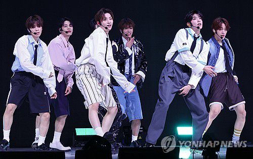 신인 보이그룹 넥스지 데뷔(서울=연합뉴스) 이재희 기자 = 신인 보이그룹 넥스지(NEXZ)가 20일 오후 서울 광진구 예스24라이브홀에서 열린 첫 번째 싱글 '라이드 더 바이브' 발표회에서 신곡 무대를 선보이고 있다. 넥스지는 지난해 JYP와 일본 소니뮤직의 합동 오디션 프로그램 '니지 프로젝트' 시즌2를 통해 탄생했다. 2024.5.20 scape@yna.co.kr