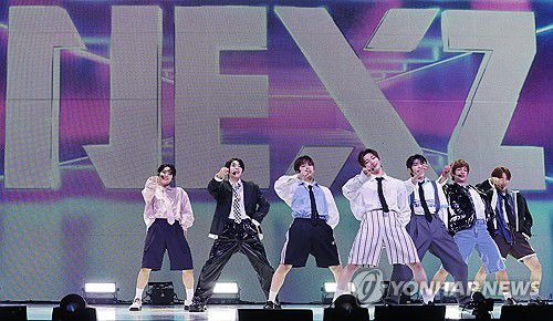 칼군무 선보이는 신인 보이그룹 넥스지(서울=연합뉴스) 이재희 기자 = 신인 보이그룹 넥스지(NEXZ)가 20일 오후 서울 광진구 예스24라이브홀에서 열린 첫 번째 싱글 '라이드 더 바이브' 발표회에서 신곡 무대를 선보이고 있다. 넥스지는 지난해 JYP와 일본 소니뮤직의 합동 오디션 프로그램 '니지 프로젝트' 시즌2를 통해 탄생했다. 2024.5.20 scape@yna.co.kr