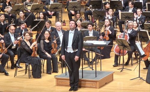 공연 시작 전 객석을 둘러보는 로렌츠 아이히너 지휘자(서울=연합뉴스) 20일 서울 송파구 롯데콘서트홀에서 열린 '슈퍼 클래식' 공연을 앞두고 로렌츠 아이히너 지휘자가 객석을 바라보고 있다. 2024.05.20 hyun@yna.co.kr