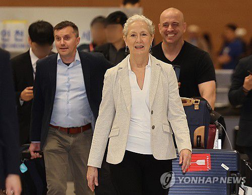 방위비협상 2차회의 앞서 미국 측 수석대표 입국(영종도=연합뉴스) 박동주 기자 = 제12차 한미 방위비분담특별협정(SMA) 체결을 위한 2차 회의에 앞서 미국 측 수석대표인 린다 스펙트 국무부 선임보좌관이 18일 인천국제공항 2터미널을 통해 입국하고 있다. 2024.5.18 pdj6635@yna.co.kr