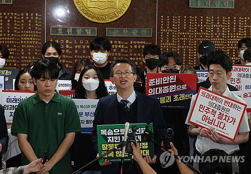 "학칙 개정안 부결"(부산=연합뉴스) 박성제 기자 = 부결된 부산대 의대 증원을 위한 학칙 개정안을 재심의하는 21일 오후 이 대학 대학본부 로비에서 오세옥 부산대 의대 교수협의회장이 발언하고 있다. 2024.5.21 psj19@yna.co.kr