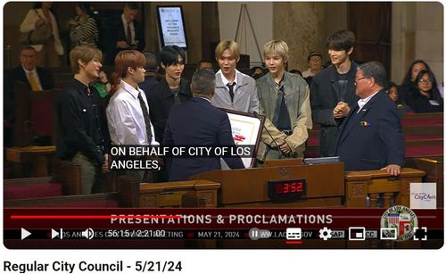 미국 LA 시의회에서 감사장 받은 SM 라이즈[LA 시의회 유튜브 중계 영상 캡처. 재판매 및 DB 금지] 존 리 LA 시의원이 21일(현지시간) LA 시청에서 라이즈에게 감사장을 전달하고 있다.