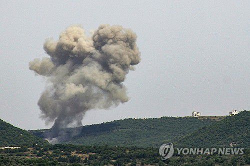 지난 18일 레바논 남부 한 마을에서 이스라엘 공습 후 연기가 피어오르고 있다.  [AFP 연합뉴스 자료사진. 재판매 및 DB 금지]