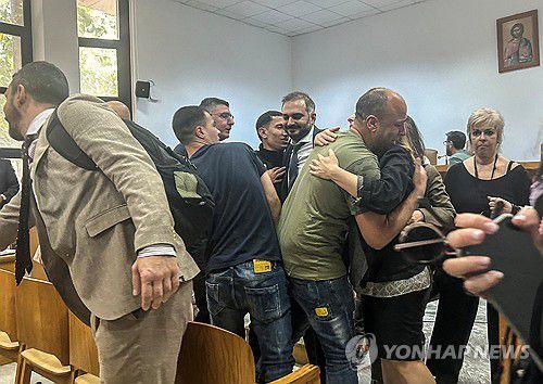 재판의 공소기각 판결에 기뻐하는 사람들[로이터 연합뉴스. 재판매 및 DB 금지]