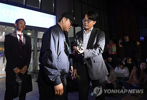 경찰 조사 마친 '음주 뺑소니' 혐의 가수 김호중(서울=연합뉴스) 신현우 기자 = '음주 뺑소니' 혐의를 받는 트로트 가수 김호중이 21일 오후 서울 강남경찰서에서 조사를 마친 뒤 취재진 질문에 답하고 있다. 2024.5.21 [공동취재] nowwego@yna.co.kr