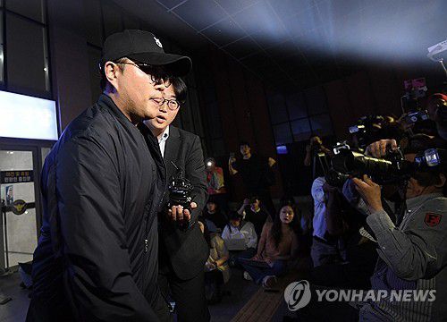 경찰 조사 마친 '음주 뺑소니' 혐의 가수 김호중(서울=연합뉴스) 신현우 기자 = '음주 뺑소니' 혐의를 받는 트로트 가수 김호중이 21일 오후 서울 강남경찰서에서 조사를 마친 뒤 취재진 질문에 답하고 있다. 2024.5.21 [공동취재] nowwego@yna.co.kr