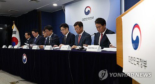 1기 신도시 선도지구 관련 브리핑 하는 박상우 장관(서울=연합뉴스) 최재구 기자 = 박상우 국토교통부 장관(왼쪽 네 번째)이 22일 종로구 정부서울청사 브리핑실에서 1기 신도시 선도지구 선정계획 발표 브리핑을 하고 있다. 2024.5.22 jjaeck9@yna.co.kr