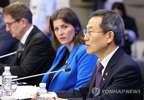 개회사하는 이종호 장관(서울=연합뉴스) 김도훈 기자 = 이종호 과학기술정보통신부 장관이 22일 오후 서울 성북구 한국과학기술연구원(KIST)에서 열린 'AI 서울 정상회의' 장관 세션에서 개회사를 하고 있다. 2024.5.22 superdoo82@yna.co.kr