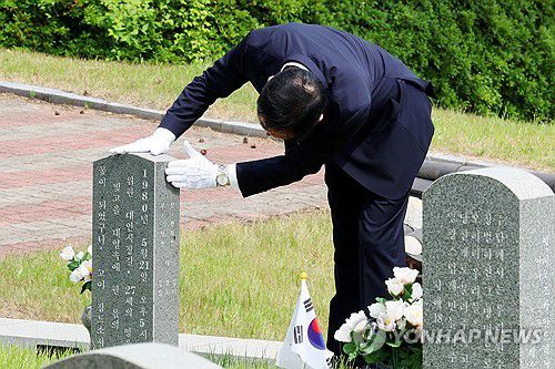 오월 영령에 참배하는 특전사동지회(광주=연합뉴스) 정다움 기자 = 22일 오후 광주 북구 국립 5·18 민주묘지에서 특전사동지회 임성록 고문이 행방불명자 묘역에서 참배하고 있다. 2024.5.22 daum@yna.co.kr