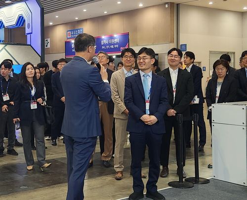 플레이엑스포 현장 둘러보는 김현곤 경기도 경제부지사[촬영 김주환]