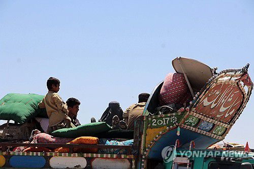 귀환한 아프간 난민(칸다하르[아프가니스탄] EPA=연합뉴스) 최근 파키스탄에서 돌아온 아프가니스탄 난민이 2024년 5월 22일(현지시간) 남부 칸다하르주 타타폴 지역의 한 캠프에서 등록을 위해 모여들고 있다.