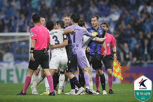 과열된 인천-서울 경기(서울=연합뉴스) 11일 인천축구전용경기장에서 열린 인천 유나이티드와 FC서울의 '경인 더비'에서 선수들이 신경전을 펼치고 있다.     경기 내내 양 팀 선수들은 거친 몸싸움과 신경전을 펼쳤다. 2024.5.12 [한국프로축구연맹 제공. 재판매 및 DB 금지] photo@yna.co.kr