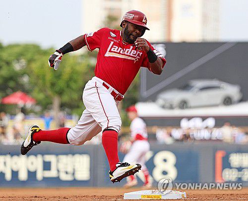 혼신의 질주(광주=연합뉴스) 조남수 기자 = 12일 광주기아챔피언스필드에서 열린 프로야구 SSG 랜더스와 KIA 타이거즈의 더블헤더 2차전. SSG 1회초 2사 1루 5번 고명준의 2루타 때 1루주자 에레디아가 홈으로 질주하고 있다. 2024.5.12 iso64@yna.co.kr