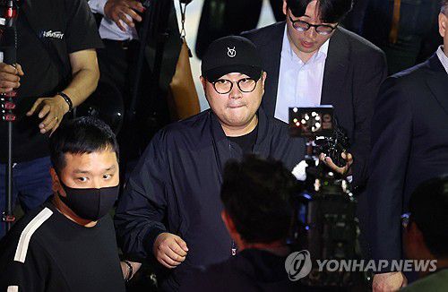 귀가하는 김호중(서울=연합뉴스) 신현우 기자 = '음주 뺑소니' 혐의를 받는 트로트 가수 김호중이 21일 오후 서울 강남경찰서에서 조사를 마친 뒤 차량으로 이동하고 있다. 2024.5.21 [공동취재] nowwego@yna.co.kr