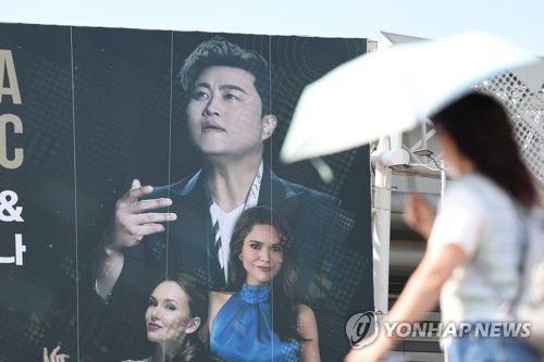 김호중 측 "구속영장 신청에도 내일·모레 콘서트 진행"(서울=연합뉴스) 서대연 기자 = '음주 뺑소니' 혐의로 구속영장이 신청된 가수 김호중이 오는 23∼24일로 예정된 콘서트를 강행하기로 한 가운데 22일 서울 송파구 올림픽공원 KSPO돔(체조경기장) 외벽에 '월드 유니온 오케스트라 슈퍼 클래식 : 김호중 & 프리마돈나' 공연 대형 현수막이 걸려 있다. 2024.5.22 dwise@yna.co.kr