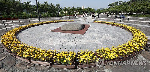 봉하마을 참배(김해=연합뉴스) 김동민 기자 = 노무현 전 대통령 서거 15주기 추도식이 열리는 23일 오전 시민이 경남 김해시 진영읍 봉하마을 노 전 대통령 묘역에서 참배하고 있다. 2024.5.23