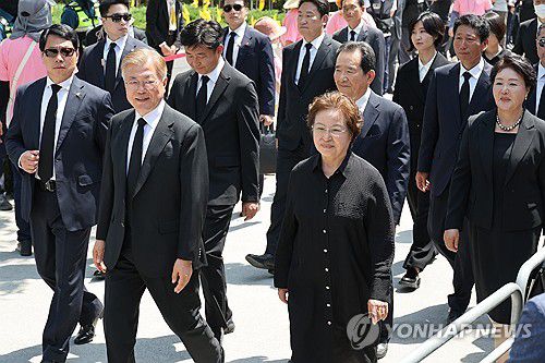 노무현 전 대통령 서거 15주기 추도식(김해=연합뉴스) 한종찬 기자 = 고 노무현 전 대통령 서거 15주기인 23일 오후 경남 김해시 진영읍 봉하마을에서 열린 추도식에 문재인 전 대통령과 권양숙 여사, 정세균 노무현재단 이사장 등이 참석하고 있다. 2024.5.23 [공동취재]