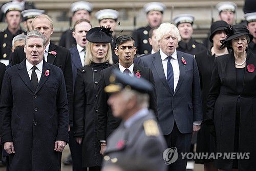 한데 선 전현직 총리와 제1야당 대표(런던 AP=연합뉴스) 2023년 11월 행사장에 함께 선 리시 수낵 총리(가운데)와 테리사 메이(오른쪽부터)·보리스 존슨·리즈 트러스 전 총리, 스타머 대표. [DB 및 재판매 금지]