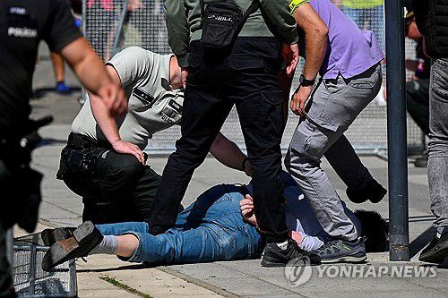 로베르트 피초 슬로바키아 총리 총격범인 유라이 친툴라가 범행 직후 검거된 모습[로이터 연합뉴스 자료 사진. 재판매 및 DB 금지]