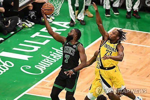 레이업 하는 제일런 브라운[USA투데이=연합뉴스]