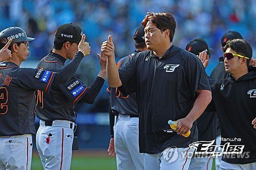 류현진, 엄지척(서울=연합뉴스) 19일 대구 삼성라이온즈파크에서 열린 프로야구 한화와 삼성의 경기에서 한화 선발투수 류현진이 경기를 마친 뒤 엄지손가락을 치켜올리고 있다. 2024.5.19 [한화 이글스 제공. 재판매 및 DB 금지] photo@yna.co.kr