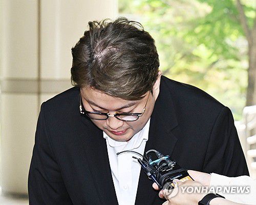 고개 숙인 '음주 뺑소니' 가수 김호중(서울=연합뉴스) 김도훈 기자 = '음주 뺑소니' 혐의를 받는 가수 김호중이 24일 구속 전 피의자 심문(영장실질심사)를 위해 서울 서초구 서울중앙지법에 출석하며 고개를 숙이고 있다. 2024.5.24 [공동취재] superdoo82@yna.co.kr