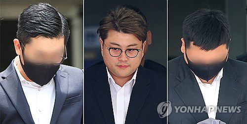 영장 심사 마친 가수 김호중과 소속사 관계자들(서울=연합뉴스) 김도훈 기자 = 음주 운전 뺑소니 혐의를 받는 가수 김호중과 이와 관련한 소속사 관계자들이 24일 구속 전 피의자 심문(영장실질심사)을 위해 법정에 출석했다.     왼쪽부터 김씨 매니저에게 허위 자수를 지시한 혐의를 받는 소속사 생각엔터테인먼트 이광득, 음주 뺑소니 혐의의 가수 김호중, 김씨 차량의 블랙박스 메모리카드를 제거한 혐의를 받는 본부장 전모씨. 2024.5.24 superdoo82@yna.co.kr