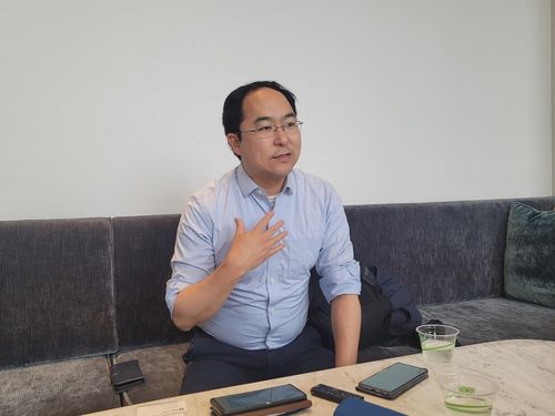 연합뉴스와 인터뷰하는 앤디 김(워싱턴=연합뉴스) 조준형 특파원 = 한인 첫 미국 연방 상원의원 타이틀에 출사표를 던진 앤디 김(41) 연방 하원의원(민주·뉴저지)이 23일(현지시간) 연합뉴스와 인터뷰하고 있다. 2024.5.26 jhcho@yna.co.kr